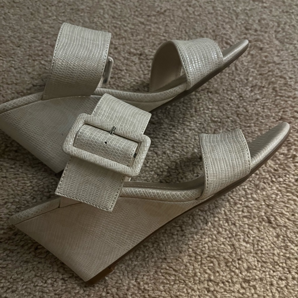 Adorable wedges for summer!! 🌞